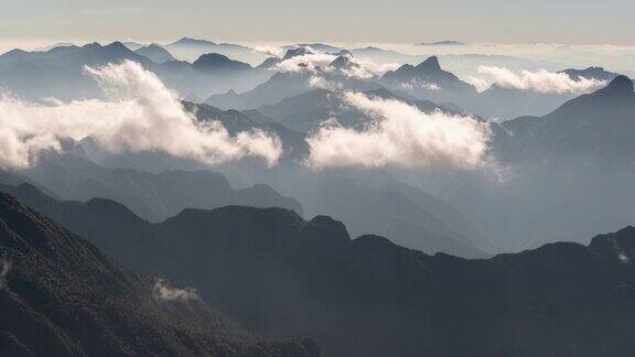 越南范斯潘山山顶的山峰和云层的时间流逝