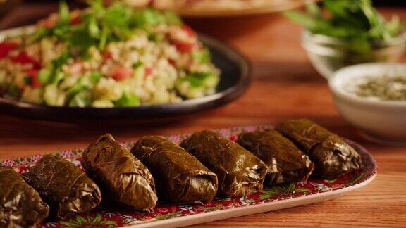 塔博勒蔬菜沙拉特写中东民族传统食品穆斯林家庭晚餐斋月开斋阿拉伯菜鹰嘴豆泥和dolma菜在桌子上