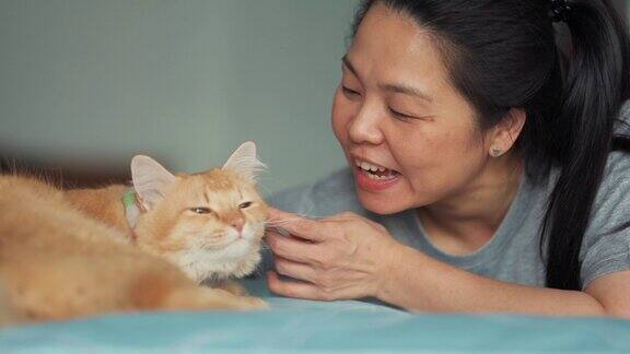 家里有可爱猫的女人