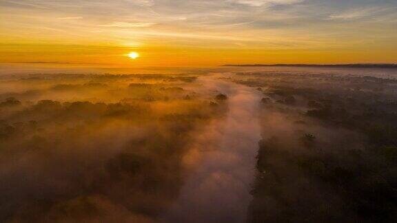 在日落时分斯洛文尼亚的潘诺尼亚平原雾覆盖着穆拉河和森林