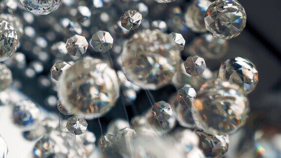 水晶吊灯闪闪发光的晶体现代水晶装饰特写镜头悬挂水晶球复古水晶灯细节钻石、宝石照明