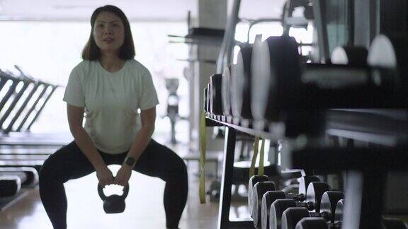 健康的女人在健身房锻炼