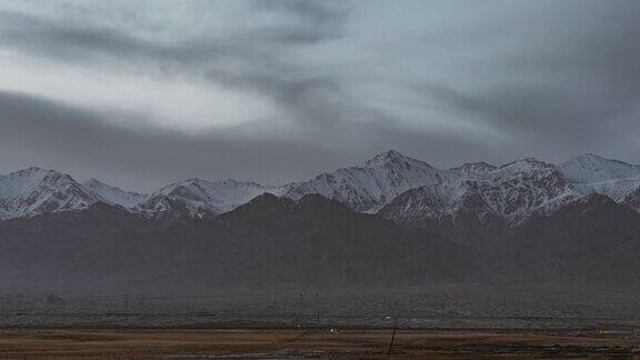 黄昏时分云朵在雪山上翻滚