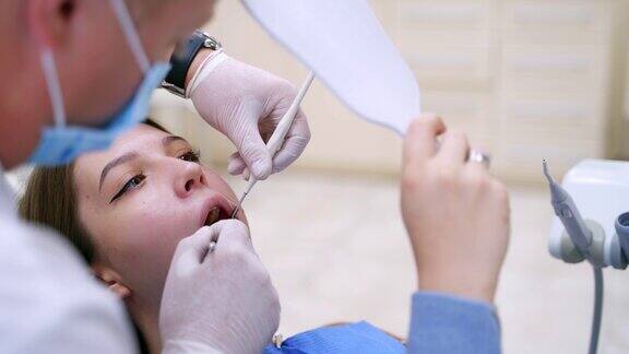 男牙医治疗女性牙齿