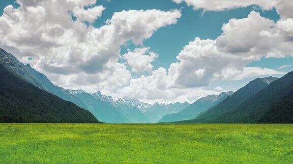 白云在碧蓝的天空中飘过绿色的田野