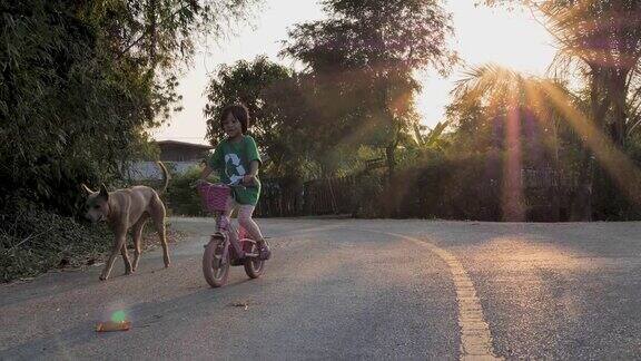 小女孩在乡村的路上骑自行车