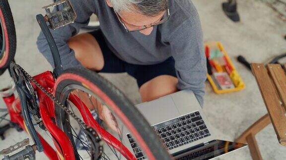 老人在家里修理自行车