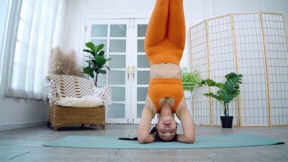 瑜伽教练在线瑜伽倒立姿势