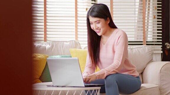 企业家美丽的商业亚洲年轻女性工作与笔记本电脑和庆祝在家里与她的工作成功愉快和幸福小型企业创业