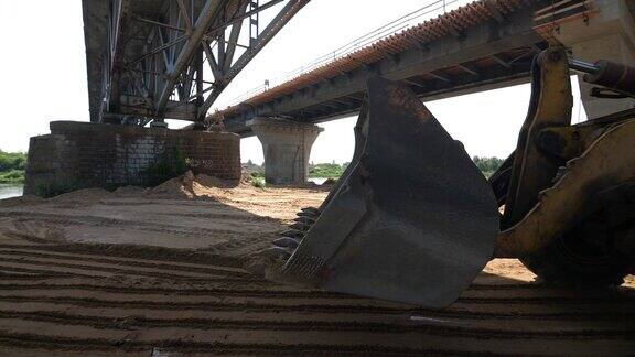 轮式装载机在建造跨江的新运输桥