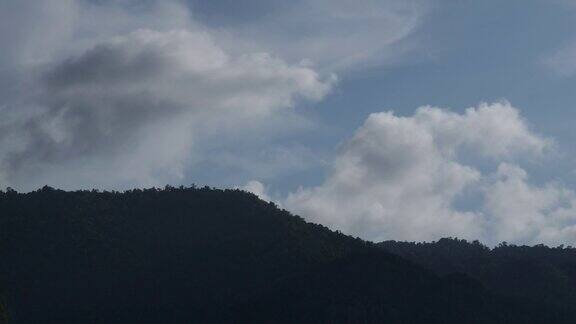 早晨天空的云在山峰上快速移动
