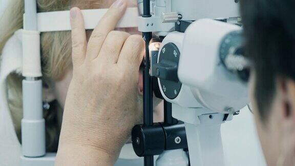 一位医生用机器检查病人的视力