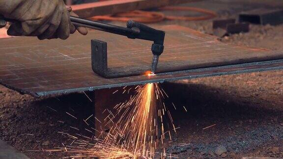 机械师的手正在使用钢制切削工具