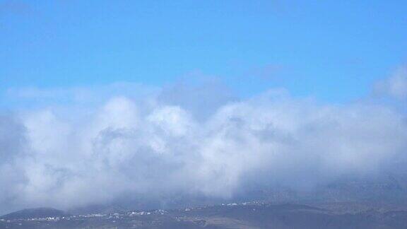 湛蓝的天空和飘动的云朵越过山脉和风景
