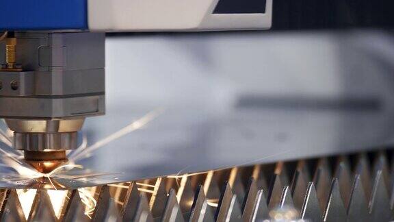 现代技术数控切割动力作用于金属卧式铁器物体热气体在计算机程序中制作工业细节重工业切割金属材料激光烧伤特写镜头
