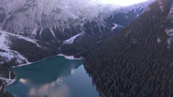 鸟瞰图:意大利拉戈迪布雷伊斯湖的山景