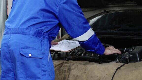 汽车修理工和团队检查汽车损坏部件的状况在汽车修理厂诊断和修理汽车汽车技师维修售后服务