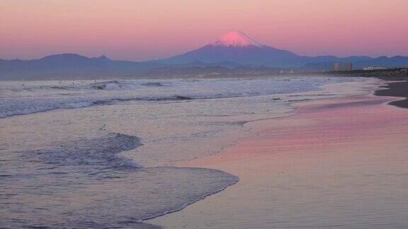 早上的海滩与富士山冲浪者