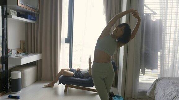 亚洲运动有吸引力的女人练习瑜伽