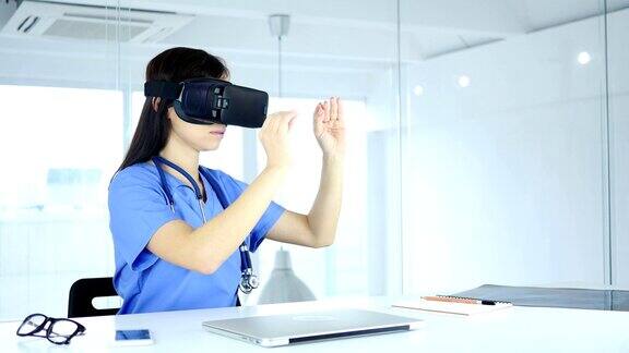 医生使用虚拟现实眼镜在诊所Vr护目镜