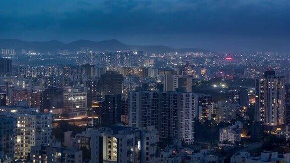 彩色的天空在日落时间和白天到夜晚的城市景观时间流逝