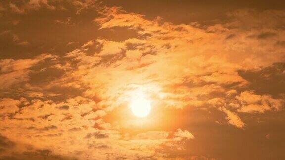 时间流逝戏剧性的日落与橙色的天空在一个阳光明媚的日子