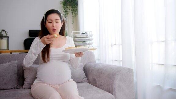 孕妇在家吃不健康的披萨