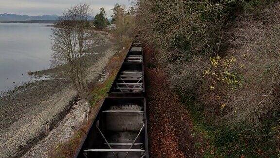 运煤火车空车从桥下驶过