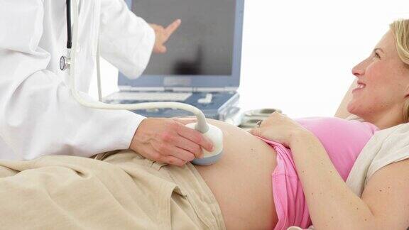 正在做超声波扫描的金发孕妇