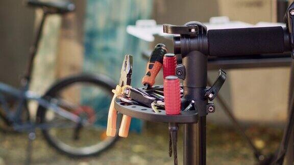 工具摆放在自行车修理架上