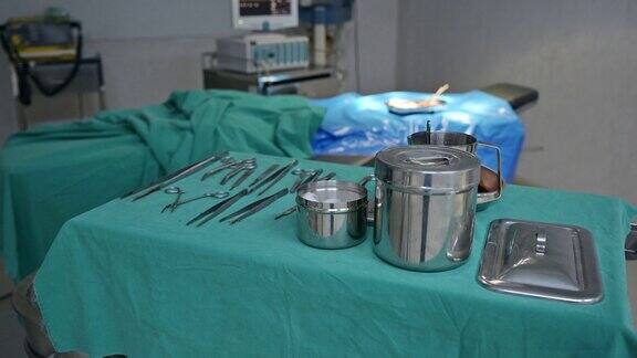 医院的手术室配有工作监视器、手术设备和病床