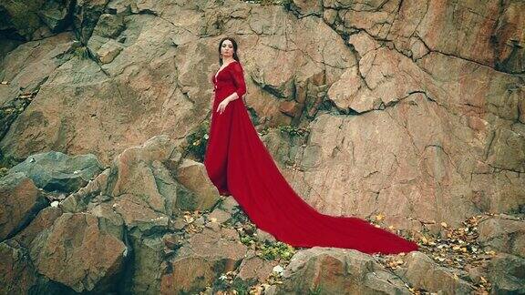 穿着红色长拖裙的女人创意服装设计背景秋天大自然