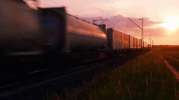 一列货运火车在夕阳下驶过