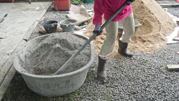 将水泥粉与石砂、液体水泥混合在施工现场制作混凝土家装服务行业理念