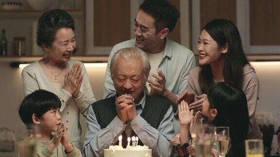 亚洲家庭在家里庆祝爷爷的生日