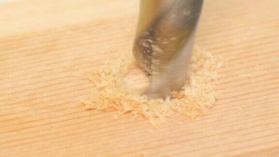 在木头上钻孔电动工具钻可以在木板上钻孔