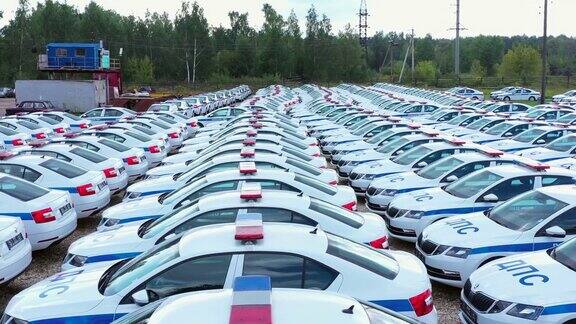 俄罗斯警察白色车辆很多站在停车场鸟瞰图无人机在停车场上拍摄到相同的道路警察巡逻车
