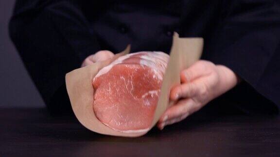 在棕色的肉铺纸上烤去骨猪肉