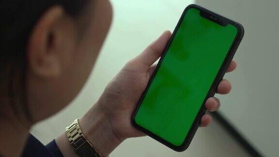 女人用手机绿屏手机绿屏