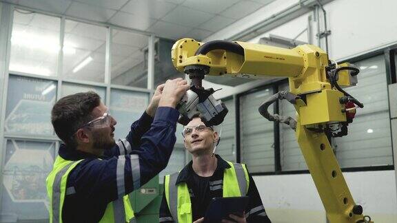 工程师团队在工厂修理机器人