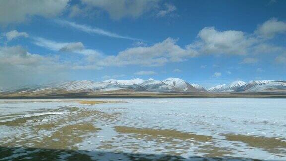 整夜乘坐火车穿越西藏可以看到平原和山脉的景色