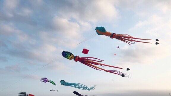 五颜六色的风筝在天空中