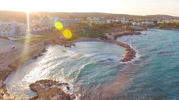 塞浦路斯ProtaraParalimni鸟瞰图美丽的风景和海浪