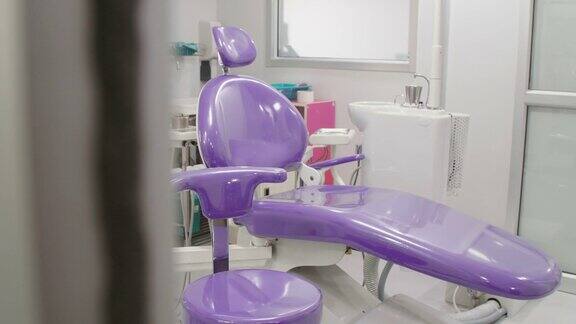 牙科诊所有牙科椅和医疗设备的房间