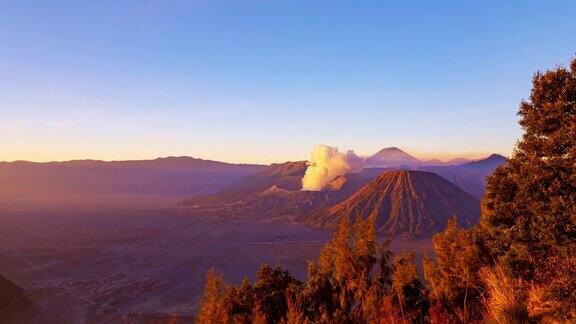 在印尼东爪哇的BromoTengger塞梅鲁国家公园从金刚视角看日出时壮观的Bromo火山风景背景超延时拍摄