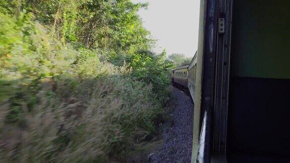 望着火车窗外夏日的风景经过