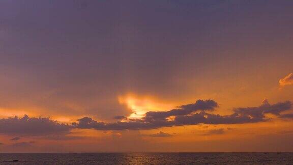 时间流逝的夕阳下戏剧性的云