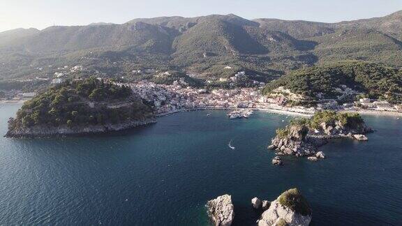 空中弧线拍摄的风景海湾在伊奥尼亚海岸度假小镇帕尔加希腊
