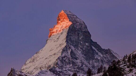 从黎明到日出瑞士阿尔卑斯山上雄伟的马特洪峰