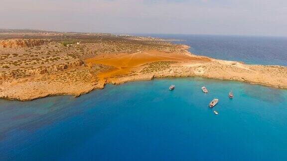 塞浦路斯圣地帕鸟瞰图蓝泻湖美丽的风景和海浪